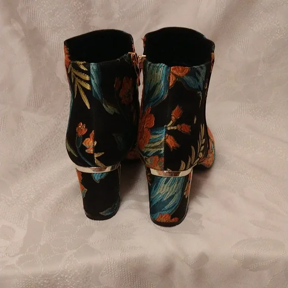 J. Renee embroidered booties Sz 7.5 🧳 - Picture 6 of 8